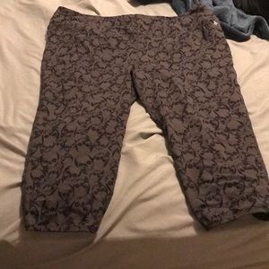 TORRID SKULL CAPRI WORKOUT PANTS